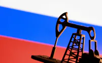 FILE PHOTO: A model of an oil pump is seen in front of a Russian flag in this illustration taken January 9, 2026. REUTERS/Dado Ruvic/Illustration/File Photo