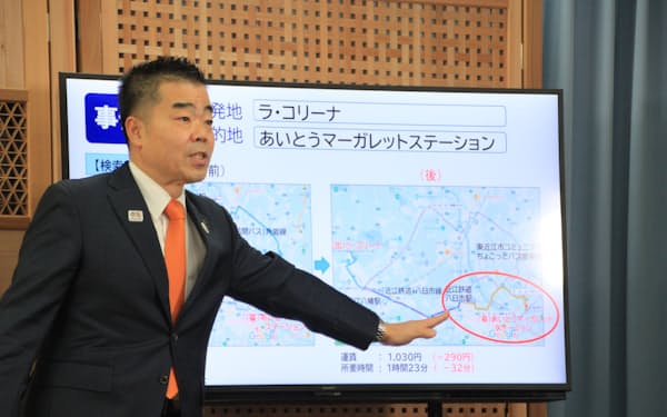 コミュニティーバスの経路検索を説明する滋賀県の三日月大造知事（１３日、滋賀県庁）