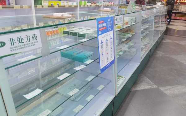 新型コロナの感染拡大で中国の薬局は風邪薬などが品不足だ（13日、遼寧省大連市）