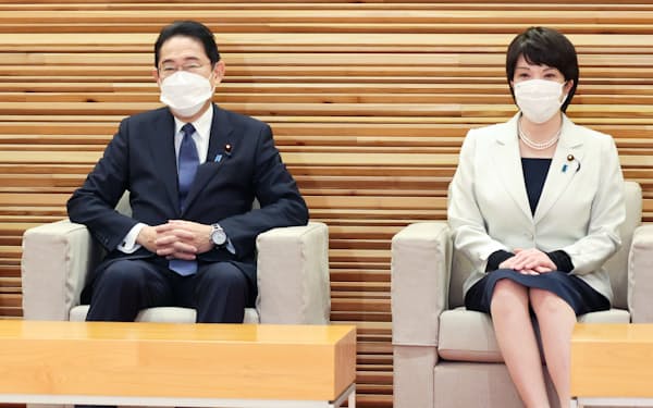 閣議に臨む岸田首相と高市経済安保相（13日午前、首相官邸）