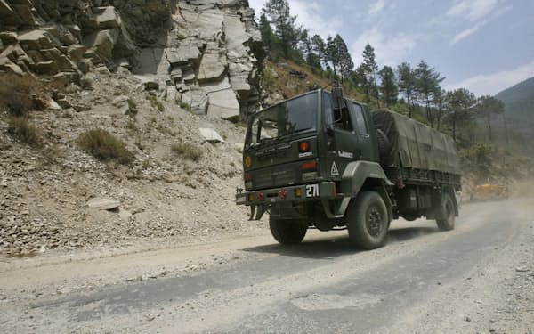 中国との係争地があるアルナチャルプラデシュ州を移動するインド軍の車両（2012年）＝ロイター
