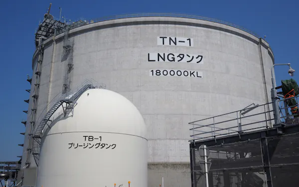 北海道ガスの石狩LNG基地にあるタンク(2021年、北海道石狩市)