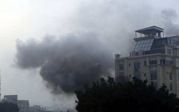 武装集団に攻撃されたカブールの中国系ホテル（12日）＝ＡＰ