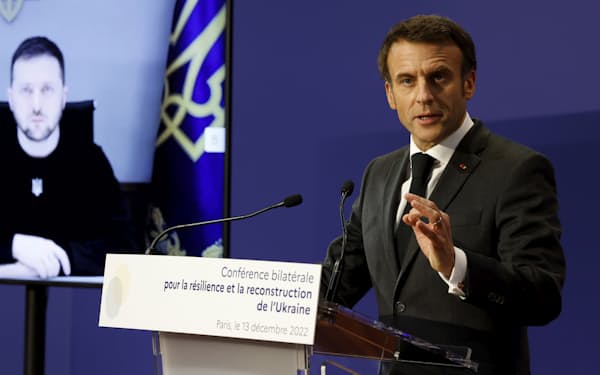 フランスとウクライナの２国間会議で発言するフランスのマクロン大統領＝ＡＰ