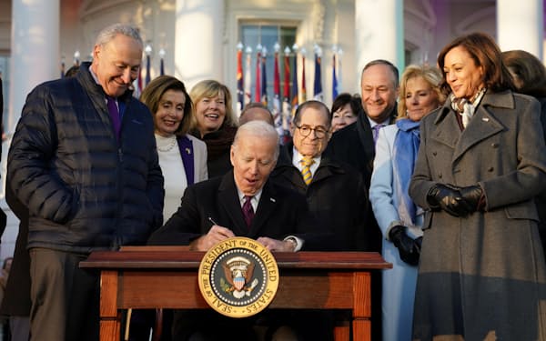 13日、バイデン米大統領は同性婚保護の法案に署名した＝ロイター