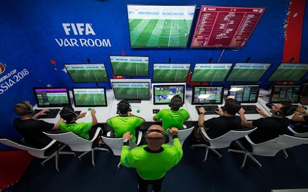 反則などの判定に映像を活用するVARのビデオオペレーション室。写真はサッカーW杯ロシア大会での様子（写真： ホークアイ・イノベーションズ）
