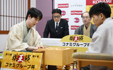 第51期棋王戦第4局で増田八段㊨を破り、対局を振り返る藤井棋王(15日、栃木県日光市)