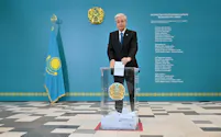 投票所を訪れたカザフスタンのトカエフ大統領(15日、首都アスタナ)=カザフ大統領府・ロイター