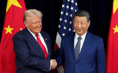 韓国での首脳会談前に握手を交わすトランプ米大統領㊧と中国の習近平国家主席(2025年10月30日)=ゲッティ共同