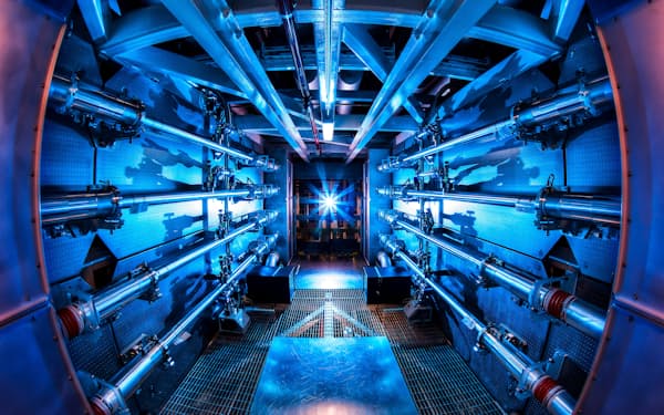 レーザーを使った核融合実験施設の内部＝米ローレンス・リバモア国立研究所提供、ロイター