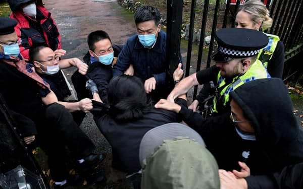 地元警察によると、事件では中国総領事館から出てきた数人の男が１人の男性を館内に連れ込み暴行を加えた（10月、英マンチェスター）＝ロイター