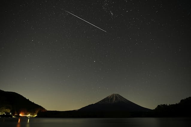 冬の夜空かける光の筋 ふたご座流星群がピーク 日本経済新聞 冬の夜空かける光の筋 ふたご座流星群がピーク 日本経済新聞