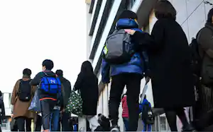 私立中学校の入学試験に臨む受験生と保護者ら(東京都荒川区) 私立中学校の入学試験に臨む受験生と保護者ら(東京都荒川区)