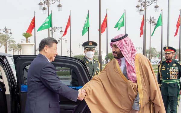 サウジアラビアの首都リヤドで中国の習近平国家主席（左）を迎えるムハンマド皇太子＝8日（サウジ王室/アナトリア通信提供、ゲッティ＝共同）