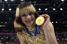 ミラノ・コルティナ五輪フィギュアスケート女子シングルで優勝、金メダルを掲げるアリサ・リュウさん
