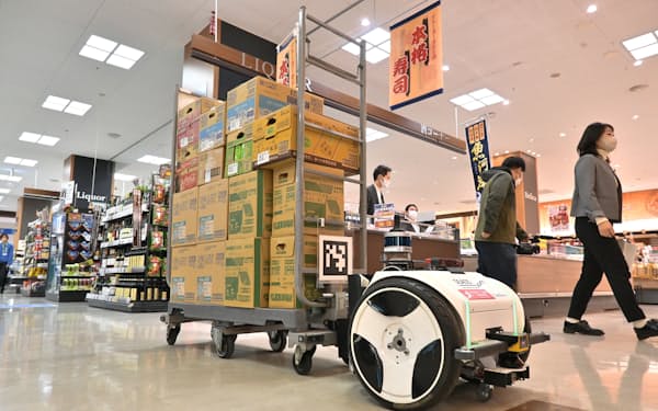 スーパーの品出し作業を支援するロボットなどを公開した