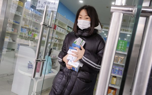 風邪薬の需要増の影響が、日本にも広がっている（写真は中国・北京市の薬局）＝共同