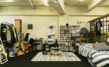 メルカリでの取引実績があるもので再現した学生の部屋。衣料品やマンガなども高値になるものが多いという=メルカリ提供