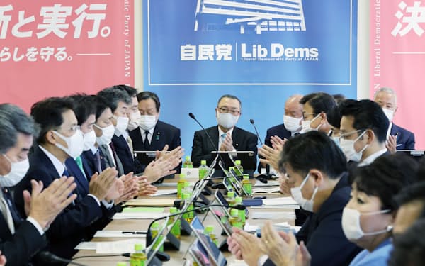 自民党本部で開かれた党税調の会合。奥中央は宮沢会長（14日）