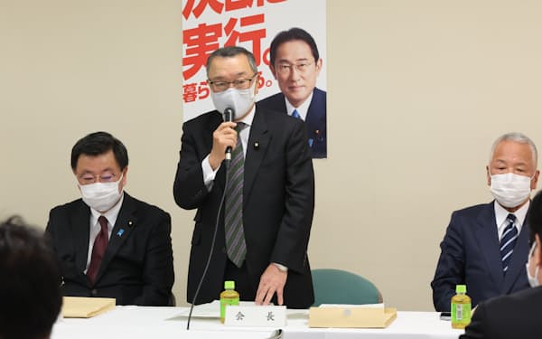 自民党税制調査会の会合であいさつする宮沢会長㊥（15日午前、党本部）