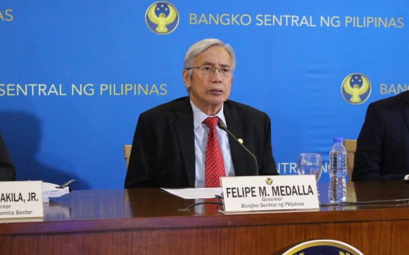 政策金利の利上げを発表するフィリピン中銀のメダラ総裁(15日、マニラのフィリピン中銀)