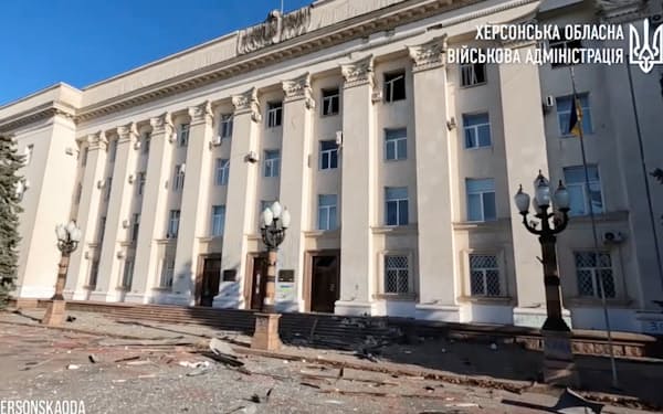 14日、ウクライナ南部ヘルソン州の中心部で行政庁舎が砲撃を受けた＝ロイター