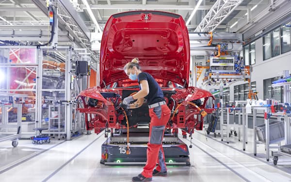 独フォルクスワーゲン（VW）グループ、アウディのネッカーズルム工場の生産ライン（22年10月）