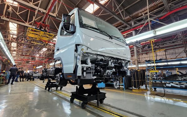 三菱ふそうはサウジでトラックのノックダウン生産を始め、現地の需要増に応える