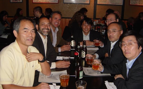 2006年、米国で中村修二氏（左端）らと（右端が小笠原浩氏）