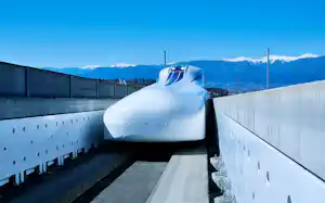 リニアはU字型の走行路「ガイドウエイ」を走る。左右の白い壁の中に浮上案内コイルと推進コイルがある(出所:JR東海) リニアはU字型の走行路「ガイドウエイ」を走る。左右の白い壁の中に浮上案内コイルと推進コイルがある(出所:JR東海)