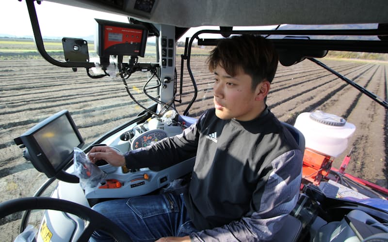 「手放し運転」でも真っすぐ麦をまくことができる(福岡県糸島市) 「手放し運転」でも真っすぐ麦をまくことができる(福岡県糸島市)