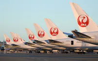 成田空港に駐機する日本航空(JAL)の機体