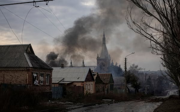 ウクライナ東部ドネツク州でミサイル攻撃を受けた住宅（12月9日）=ロイター