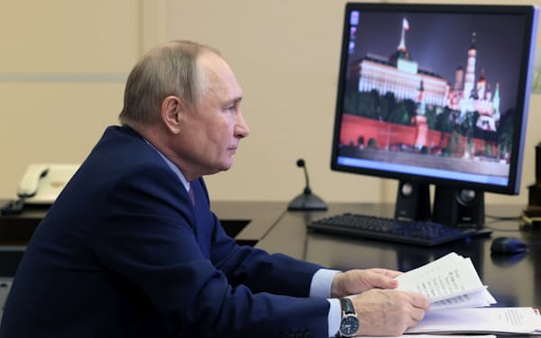 15日、経済戦略を話し合うオンライン会議に出席したロシアのプーチン大統領＝AP