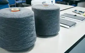 廃材に由来する再生糸に高品質のウールを混紡して付加価値を高めた 廃材に由来する再生糸に高品質のウールを混紡して付加価値を高めた