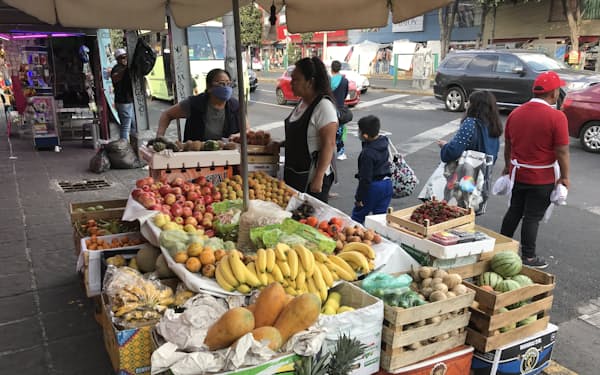 メキシコでは物価上昇ペースが減速している（10日、メキシコシティで果物を売る露店）