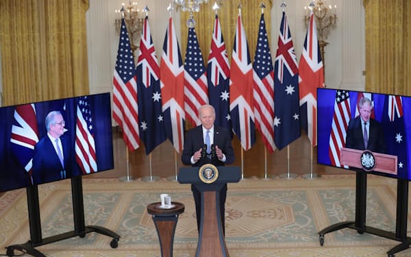 米ホワイトハウスで、米英豪の新たな安全保障枠組み「オーカス」創設を発表するバイデン米大統領㊥（2021年9月、AP）