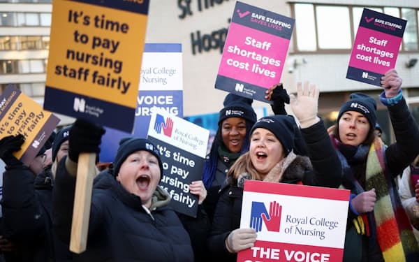 15日、ロンドンで賃上げを求めてストライキを実施した看護師ら＝ロイター