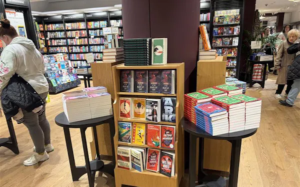 2月、ロンドン中心部のピカデリーサーカス駅近くにあるウォーターストーンズの店舗