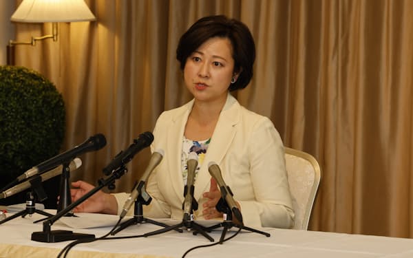 記者会見を開き、岩手県知事選への出馬を表明する千葉絢子氏（16日、盛岡市）