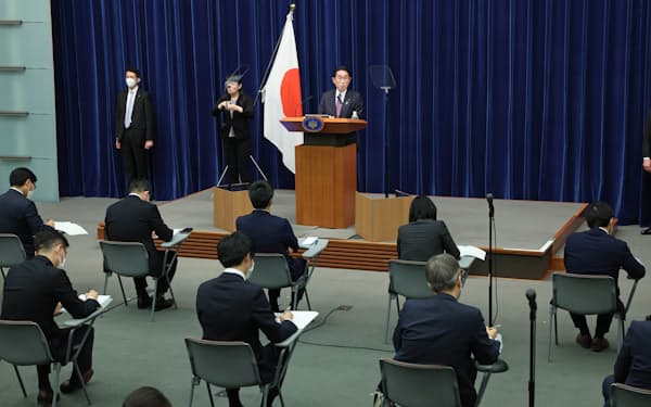 国家安全保障戦略など新たな防衛3文書の閣議決定後、記者会見する岸田首相（16日、首相官邸）