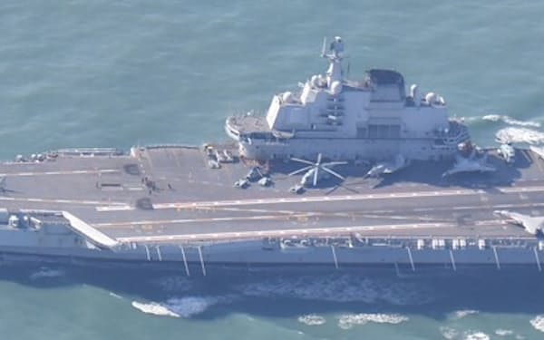 中国海軍の空母「遼寧」＝防衛省提供