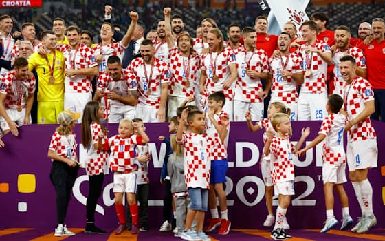 3位決定戦に勝ち、メダルを授与されたクロアチアの選手たち=ロイター