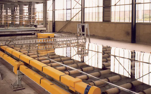 日本板硝子にも生産設備がある板ガラスの「フロート製法」は、買収した英ピルキントンがルーツだ