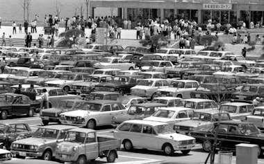 車で混み合う浜名湖サービスエリア(1969年)=共同