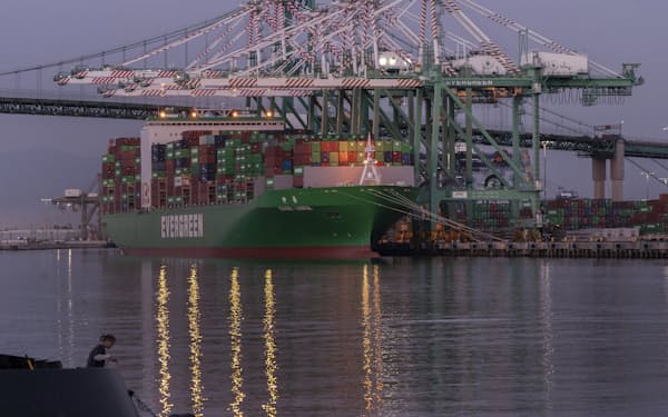 かつて大混雑した米西海岸のロサンゼルス港では、最近は入港する貨物船が急減している（11月）=AP