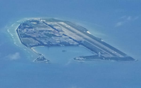南シナ海の南沙（英語名スプラトリー）諸島では中国の軍事拠点化が進む(3月、ファイアリークロス礁)＝AP