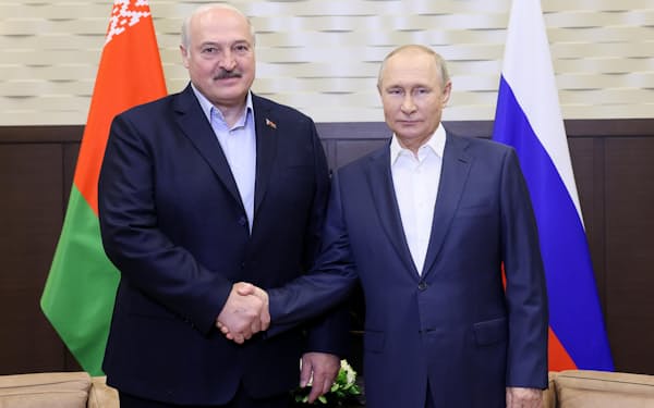 ロシアのプーチン大統領とベラルーシのルカシェンコ大統領は９月にロシア南部ソチでも会談した（タス＝共同）
