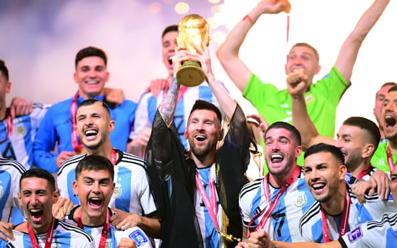優勝トロフィーを掲げるメッシ（中央）と歓喜するアルゼンチンイレブン
