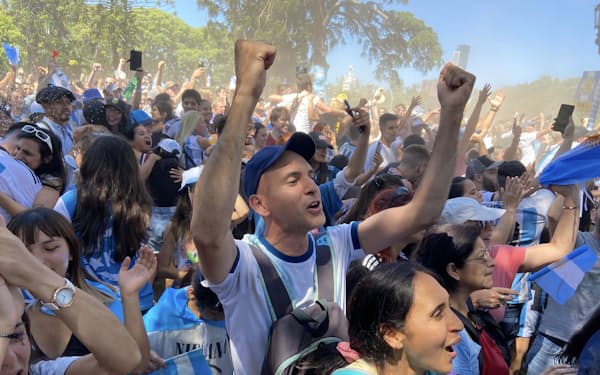 アルゼンチンの優勝を喜ぶ市民（18日、ブエノスアイレス）